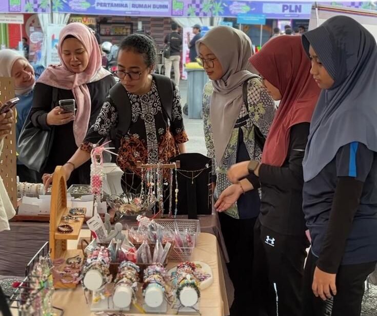 Aktivitas pengunjung di tenda UMKM event Berau Youthphoria 2025.