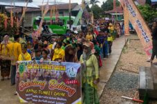 Bukan Karnaval Biasa, Pawai Budaya Jadi Media Pelestarian Tradisi Kampung Tumbit Dayak