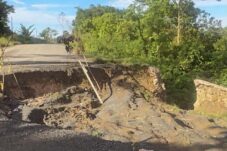 Kondisi kerusakan Jalan Berau-Bulungan yang terancam putus.