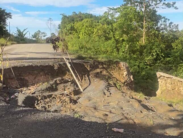 Kondisi kerusakan Jalan Berau-Bulungan yang terancam putus.
