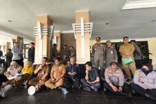 Kepala Disnakertrans Berau, Zulkifli Azhari, dan Sekkab Muhammad Said, menemui para pendemo dari Aliansi Masyarakat Lingkar Tambang Sambarata di Kantor Bupati Berau, Senin (23/6/2025).