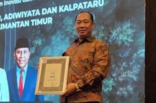 Direktur PT IPB, Aan Wibowo, menerima penghargaan Proper Biru dari Pemprov Kaltim. (Istimewa)