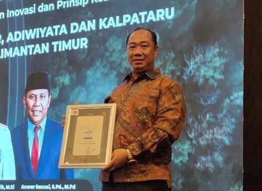 Direktur PT IPB, Aan Wibowo, menerima penghargaan Proper Biru dari Pemprov Kaltim. (Istimewa)