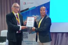 Dosen UM Berau, Faisal Binsar, menerima penghargaan dari penggagas Forum Asia-Pacific Nursing Congress 2025 di Singapura. (Istimewa)