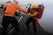 Proses evakuasi pendaki Gunung Rinjani WNA Brasil