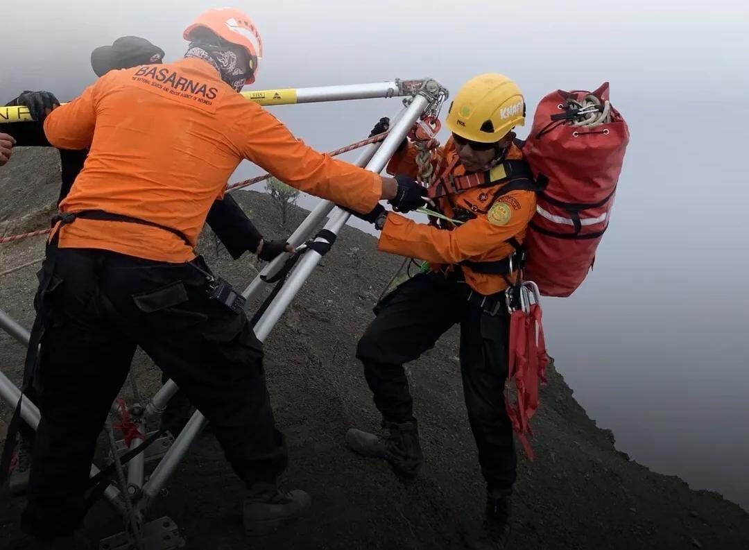 Proses evakuasi pendaki Gunung Rinjani WNA Brasil