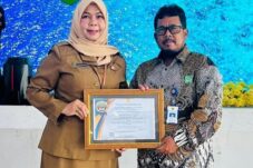 SMP Negeri 2 Batu Putih menerima penghargaan Adiwiyata dari Pemprov Kaltim.
