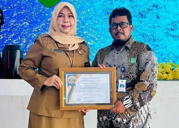 SMP Negeri 2 Batu Putih menerima penghargaan Adiwiyata dari Pemprov Kaltim.