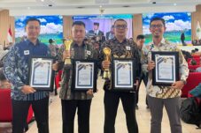 Manajemen PT Berau Coal saat menerima 4 penghargaan dari Pemprov Kaltim, Senin (23/6/2025).