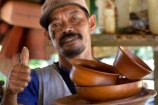 Produk kerajinan dari limbah kayu ulin karya Kriya Dumaring di Kampung Dumaring, Kecamatan Talisayan.