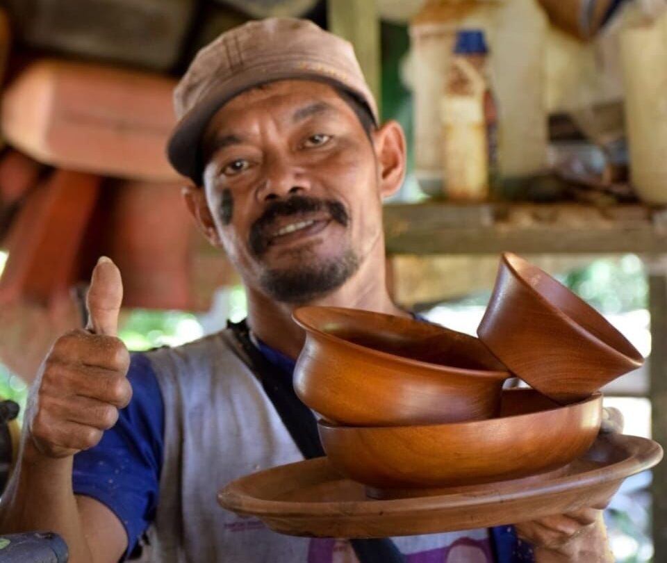 Produk kerajinan dari limbah kayu ulin karya Kriya Dumaring di Kampung Dumaring, Kecamatan Talisayan.