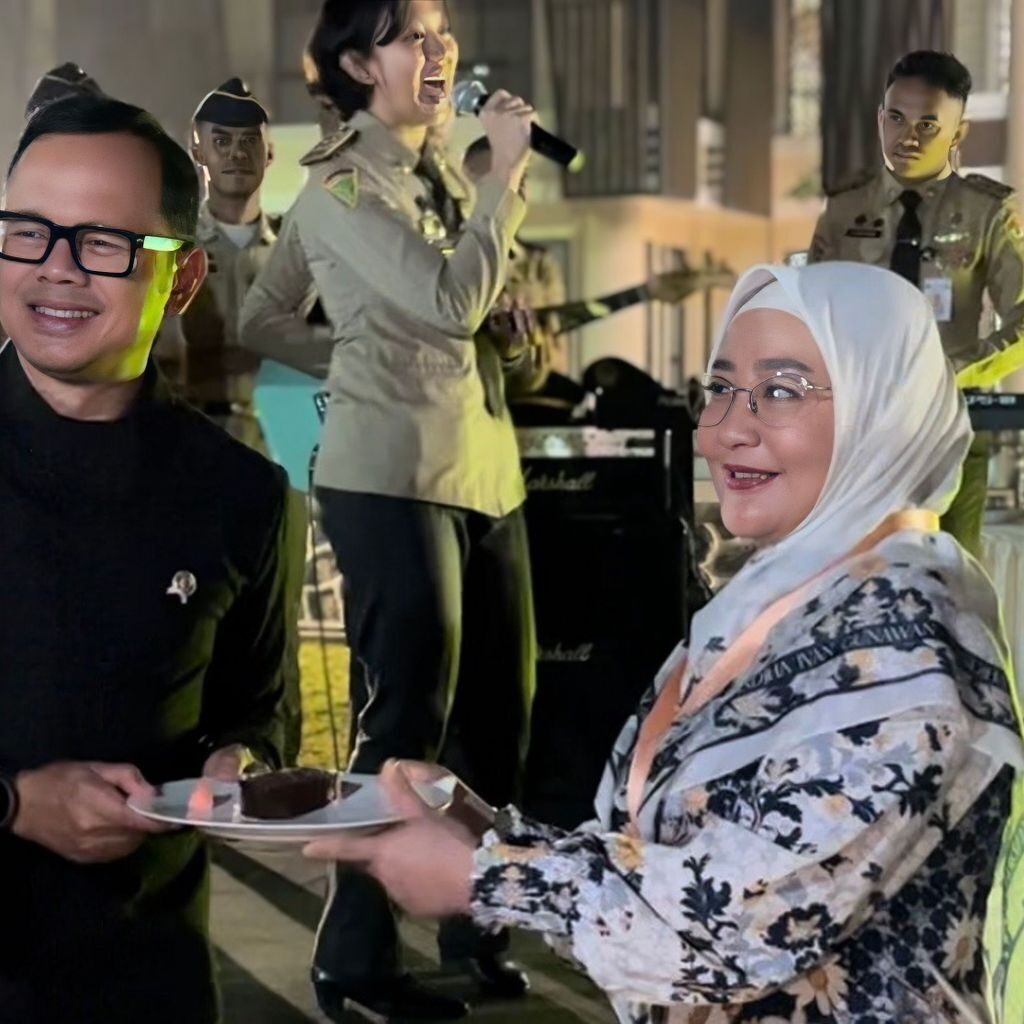 Wamendagri Bima Arya, menerima potongan kue pertama dari Bupati Berau Sri Juniarsih.