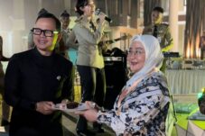 Wamendagri Bima Arya, menerima potongan kue pertama dari Bupati Berau Sri Juniarsih.