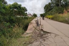 Kondisi Jalan Raja Alam II, Kecamatan Teluk Bayur, yang mengalami kerusakan parah.