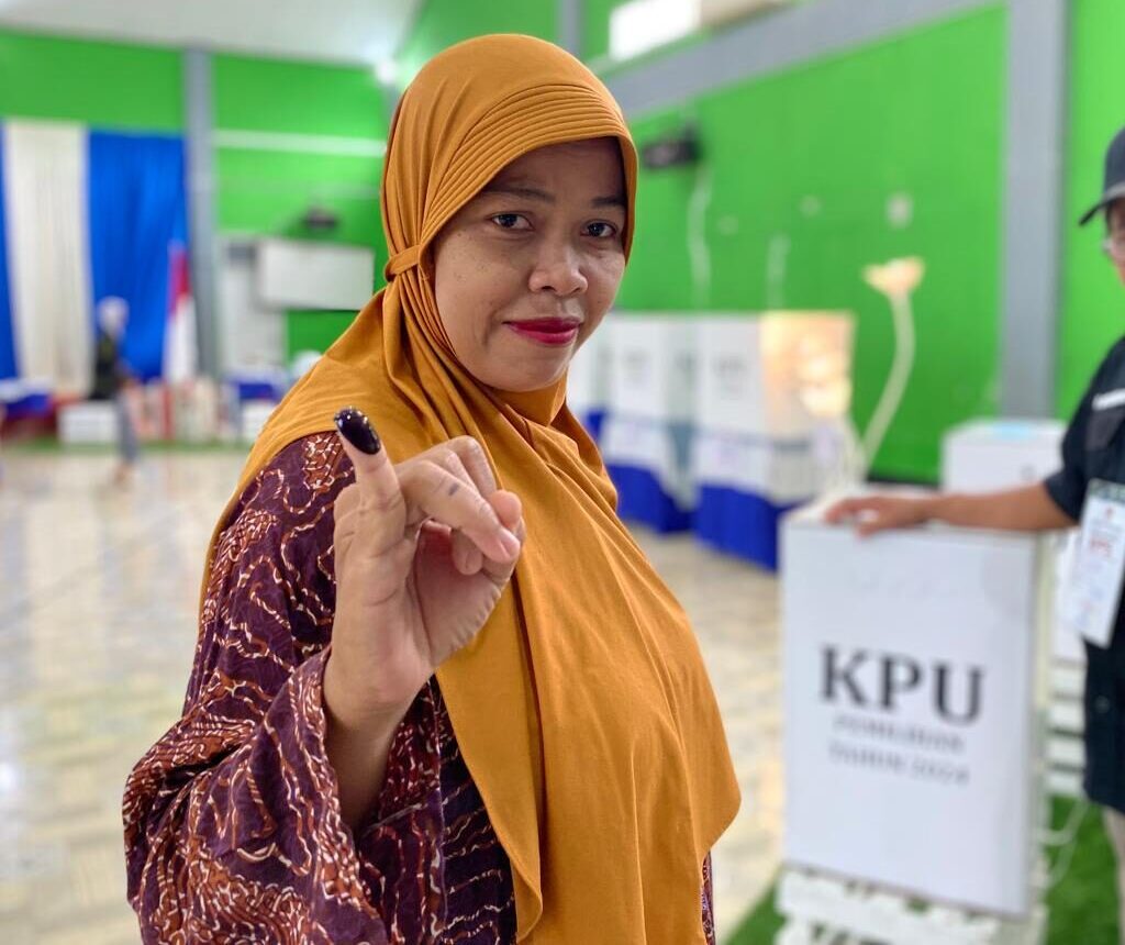 Pemberian hak suara warga saat pilkada 2024 lalu. (Sulaiman/BT)