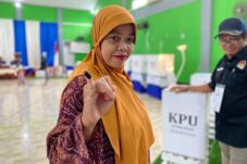Pemberian hak suara warga saat pilkada 2024 lalu. (Sulaiman/BT)