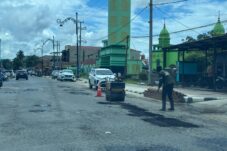 Proses tambal sulam di kawasan Jalan Pulau Derawan, Tanjung Redeb (Zuhrie/BT)