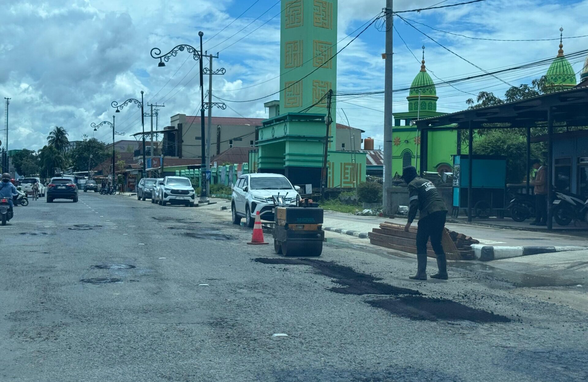 Proses tambal sulam di kawasan Jalan Pulau Derawan, Tanjung Redeb (Zuhrie/BT)
