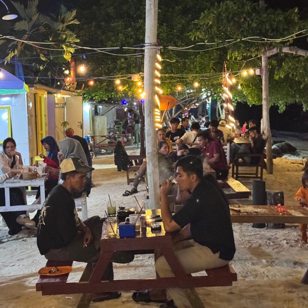 Pengunjung menikmati kuliner di lapak pedagang UMKM di Maratua. (Zuhrie/BT)