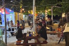 Pengunjung menikmati kuliner di lapak pedagang UMKM di Maratua. (Zuhrie/BT)