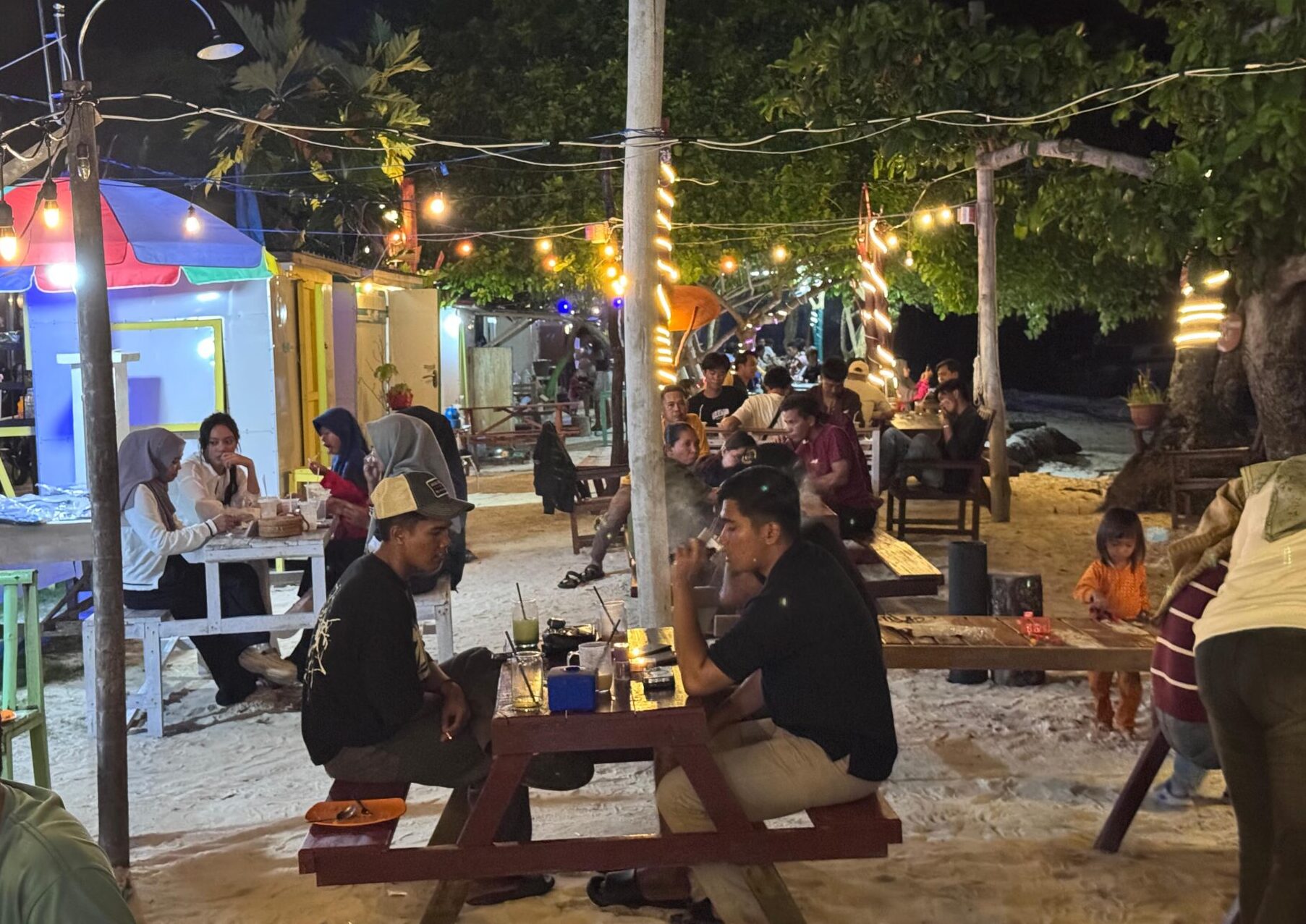 Pengunjung menikmati kuliner di lapak pedagang UMKM di Maratua. (Zuhrie/BT)