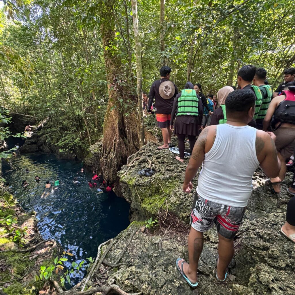 Suasana Goa Halo Tabung di Kampung Payung-Payung, Maratua, yang sedang ramai dikunjungi wisatawan, Sabtu (28/6/2025). (Zuhrie/BT)