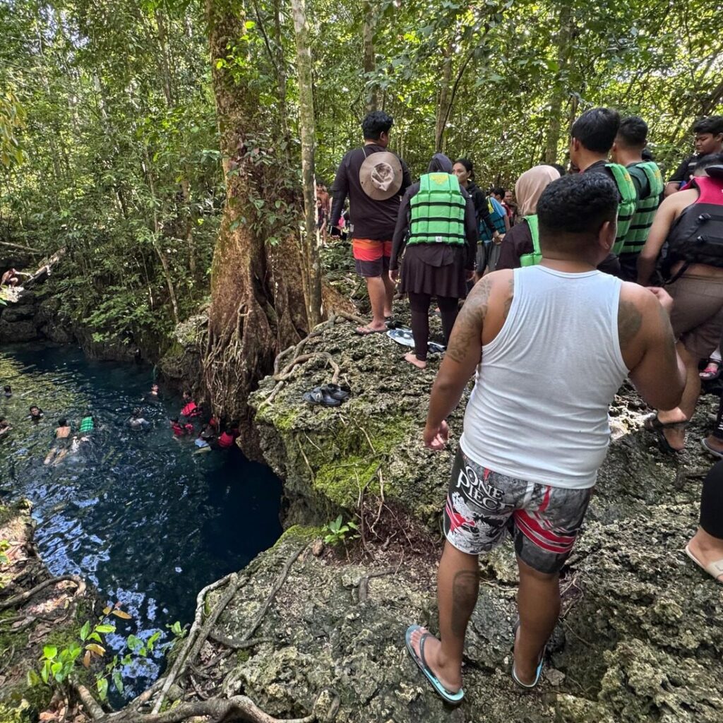Suasana Goa Halo Tabung di Kampung Payung-Payung, Maratua, yang sedang ramai dikunjungi wisatawan, Sabtu (28/6/2025). (Zuhrie/BT)