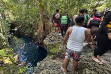 Suasana Goa Halo Tabung di Kampung Payung-Payung, Maratua, yang sedang ramai dikunjungi wisatawan, Sabtu (28/6/2025). (Zuhrie/BT)
