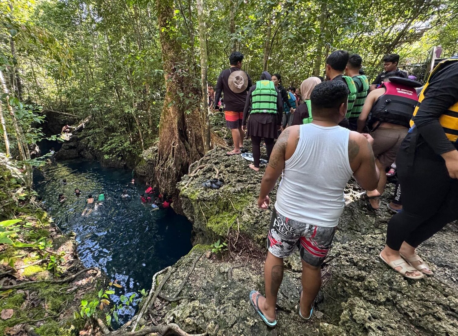 Suasana Goa Halo Tabung di Kampung Payung-Payung, Maratua, yang sedang ramai dikunjungi wisatawan, Sabtu (28/6/2025). (Zuhrie/BT)