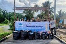 Kegiatan bersih-bersih pantai di pantai Kampung Payung-Payung, Maratua, yang dilakukan relawan dan pengunjung MJDF 2025. (Sulaiman/BT)