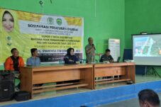 Anggota DPRD Kaltim, Syarifatul Sya'diah, bersama Kepala Disbudpar Berau Ilyas Natsir saat Sosialisasi Peraturan Daerah ke-6 di Kampung Payung-Payung, Kecamatan Maratua, Minggu (29/6/2025).