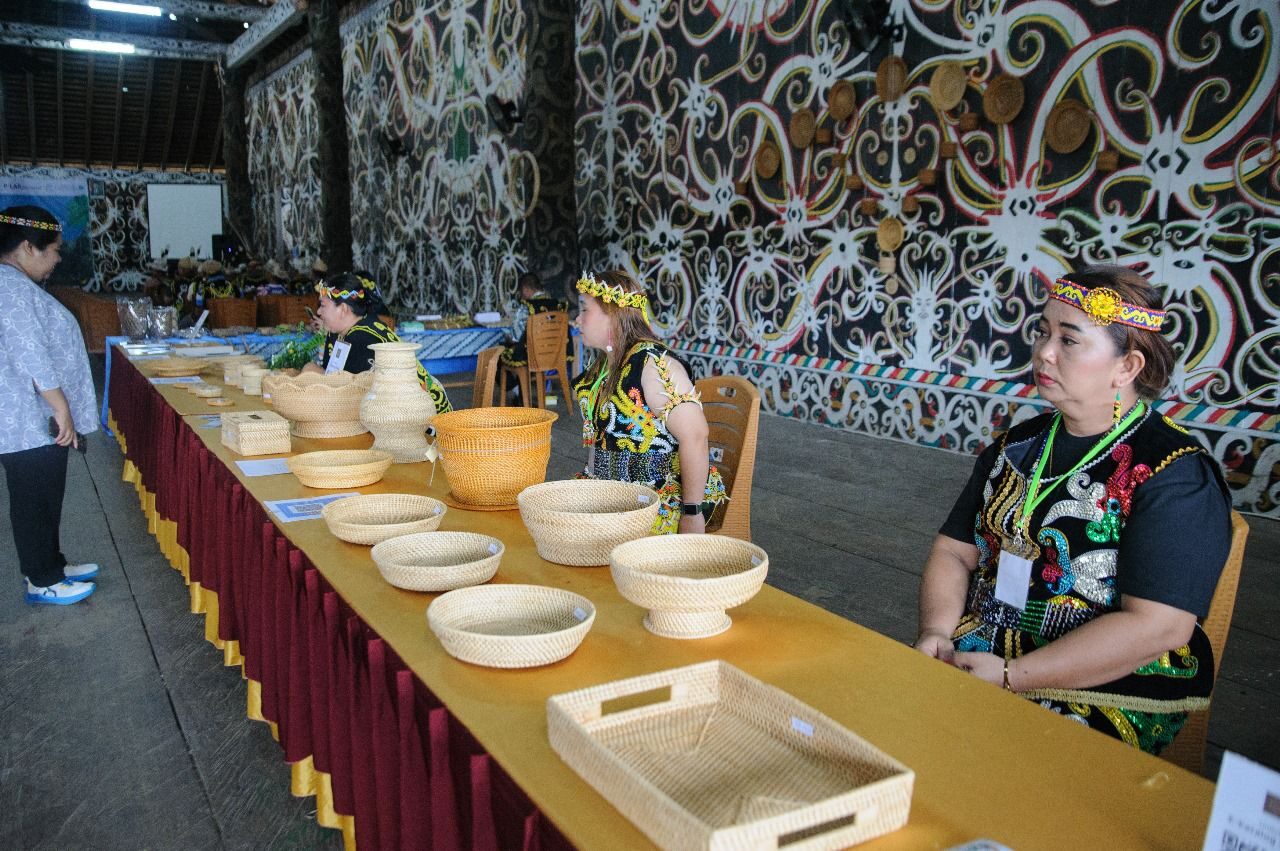 Salah satu produk kerajinan rotan dari Kampung Long Beliu, Kecamatan Kelay. (YKAN)