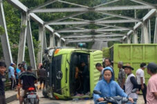 Tangkapan layar truk terbalik di jembatan Kelay,