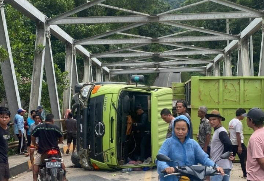 Tangkapan layar truk terbalik di jembatan Kelay,