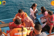Proses evakuasi penumpang Kapal Barcelona 5 yang terbakar