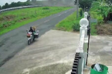 Viral pengendara motor Thailand tetap santai berkendara saat militer Kamboja tembakan mortir
