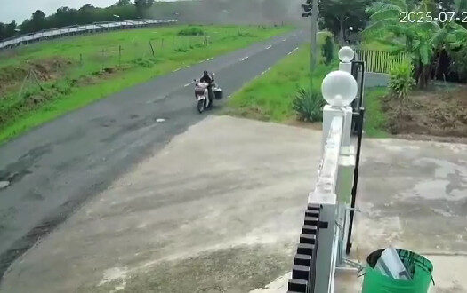 Viral pengendara motor Thailand tetap santai berkendara saat militer Kamboja tembakan mortir