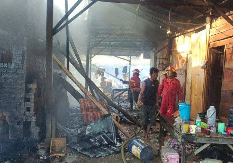 Pondok pembuatan batu bata di Jalan Raja Alam, Tanjung Redeb terbakar