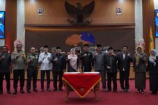 Bupati Berau, Sri Juniarsih, dan Wabup Gamalis bersama DPRD Berau usai Rapat Paripurna, Senin (30/6/2025).