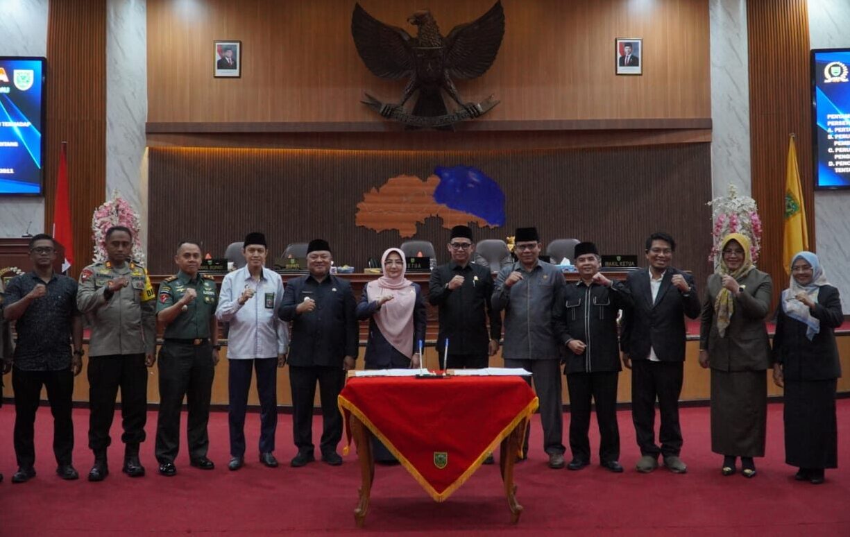 Bupati Berau, Sri Juniarsih, dan Wabup Gamalis bersama DPRD Berau usai Rapat Paripurna, Senin (30/6/2025).