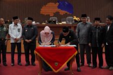 Rapat Paripurna antara DPRD Berau dan Pemkab Berau di Gedung DPRD Berau, Tanjung Redeb, Senin (30/6/2025).