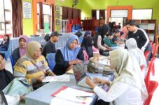 Suasana pendaftaran murid baru yang dilakukan di SMPN 1 Teluk Bayur, Selasa (1/7/2025).