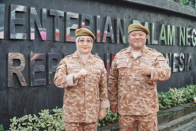Bupati Berau Sri Juniarsih bersama Wabup Gamalis bersiap untuk menuju lokasi Retret Jilid II di Kampus IPDN Jatinangor, beberapa waktu lalu. (Humas)