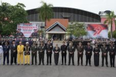 Jajaran Polres Berau bersama Bupati Sri Juniarsih merayakan peringatan Bhayangkara ke-79 di GOR Pemuda, Tanjung Redeb, Selasa (1/7/2025).