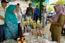 Bupati Berau, Sri Juniarsih, melihat beberapa produk yang dihasilkan pelaku UMKM Kabupaten Berau.