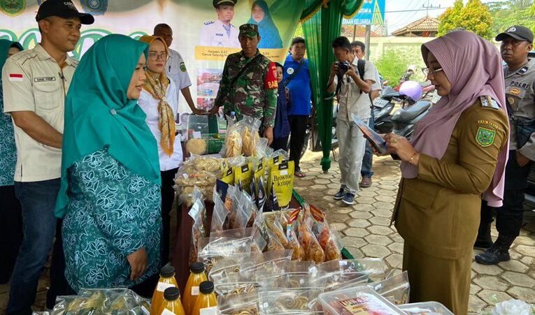 Bupati Berau, Sri Juniarsih, melihat beberapa produk yang dihasilkan pelaku UMKM Kabupaten Berau.
