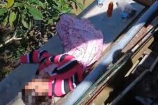 Tangkapan layar: seorang wanita terbaring lemah di sisi Jembatan Sambaliung-Tanjung Redeb, Kamis (3/7/2025).