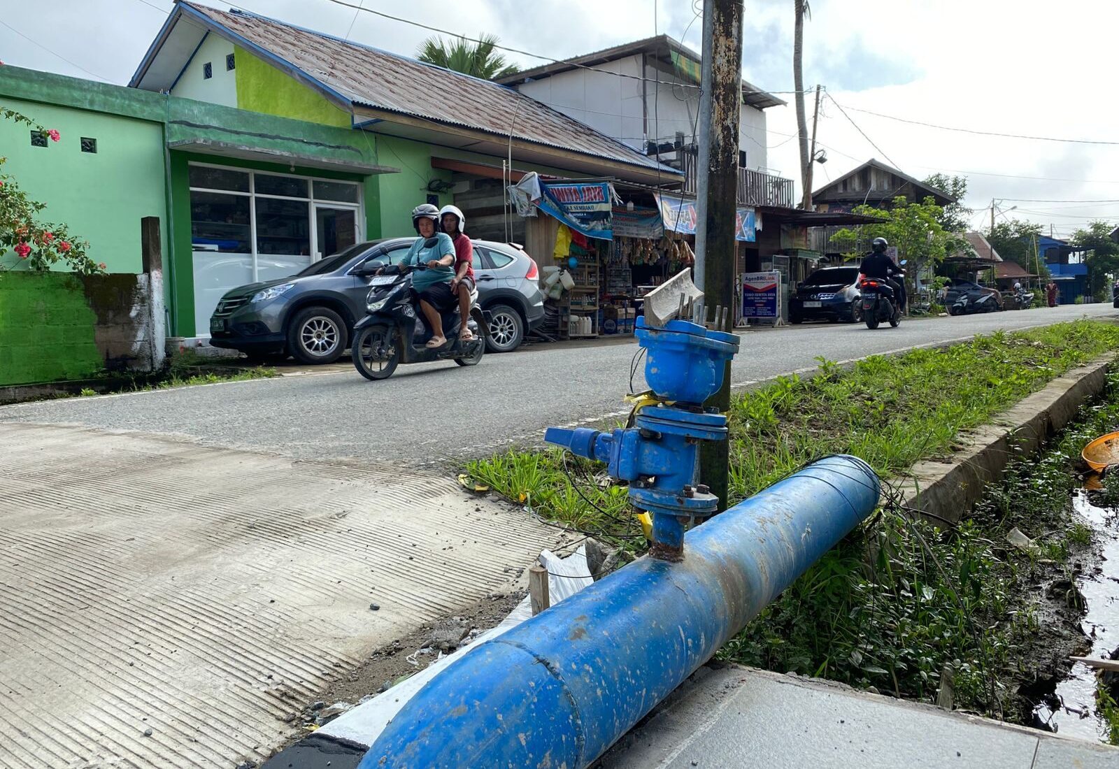 Pipa air bersih milik Perumda Batiwakkal yang berada di Jalan Mawar, Tanjung Redeb. (Sulaiman/BT)