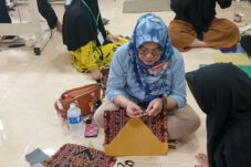 Pelatihan membuat tas anyam tenun. (Diskoperindag)