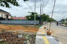 Kondisi sekitar Jalan Pemuda, Tanjung Redeb, yang dipenuhi tanah akibat aktivitas truk pengangkut material proyek lahan kosong. (Sulaiman/BT)